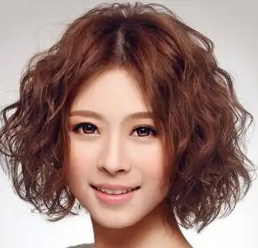 女生玉米烫短发发型图片 玉米烫短发这样扎最迷人