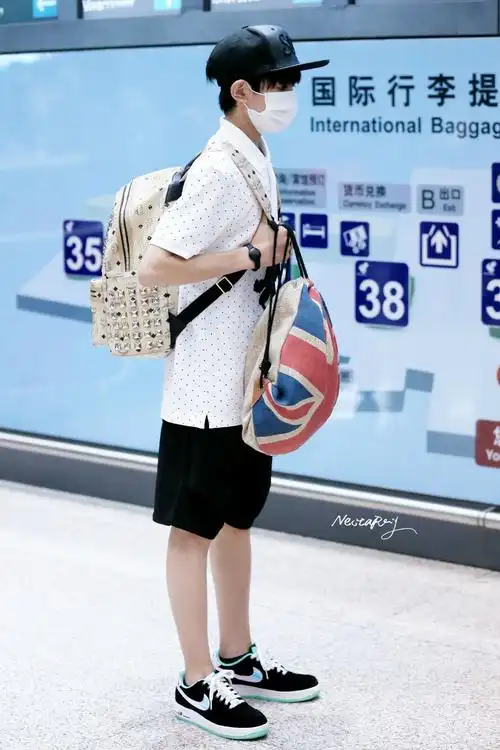 王源机场短裤长腿图片