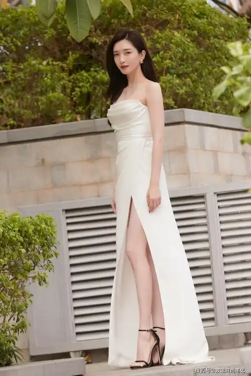 有种"腿精"叫江疏影,长腿自带抢镜效果,穿抹胸小白裙太迷人了_手机