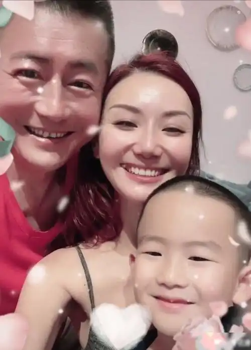 长得好像不仅儿子和爸爸十分相似,连高曙光和老婆都很有夫妻相