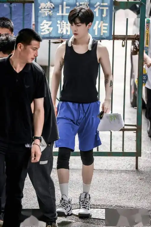 范丞丞穿黑背心身材嘶哈嘶哈今天也是感谢男菩萨造福人类的一天