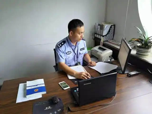 李杭飞生前工作照.