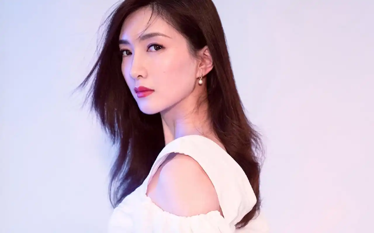 江疏影性感优雅写真桌面壁纸