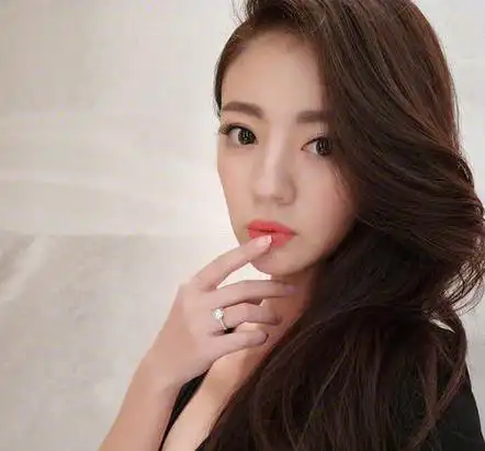 在2017年3月15日,安以轩和百亿身家ceo陈荣炼私密交往近2年,并在微博