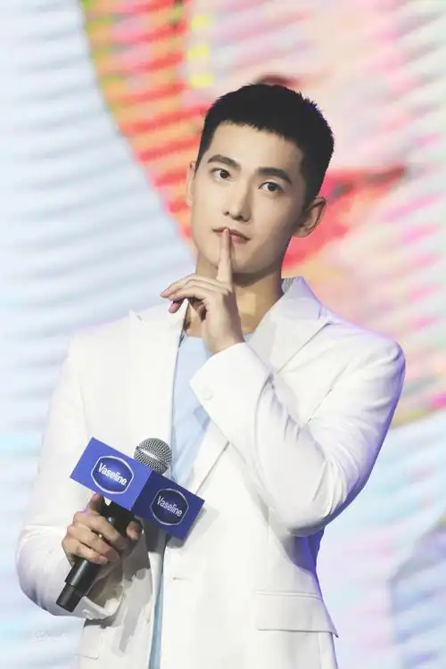 可甜可盐 又a又飒 硬朗帅气的寸头咩～@杨洋|寸头|杨洋_新浪新闻