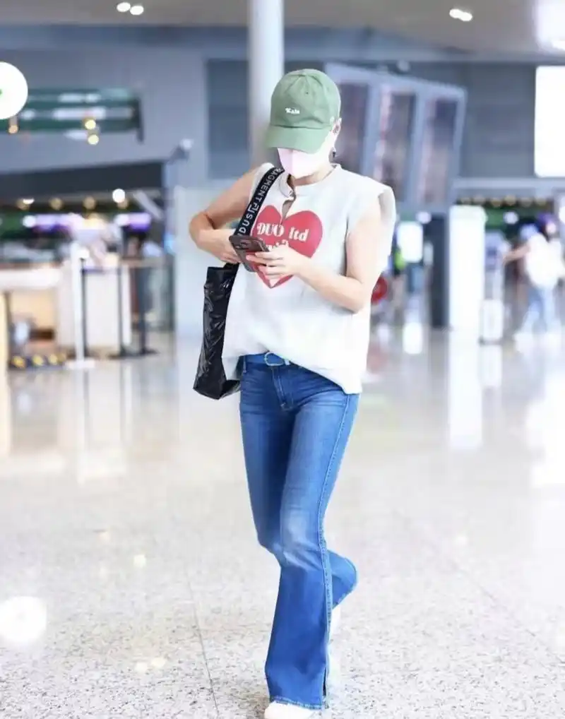 马伊琍现身机场,穿搭简约却时髦,比20岁还像20岁