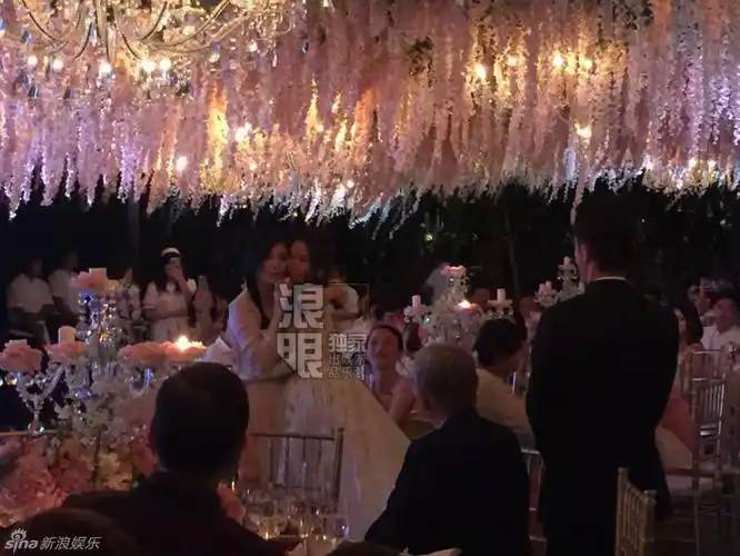 霍建华林心如婚礼晚宴现场曝光 林心如与徐若瑄亲亲