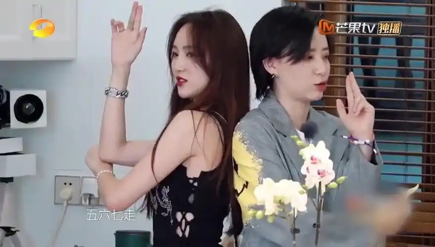 李斯丹妮和孟佳吃个水果就在厨房演起《史密斯夫妇》了