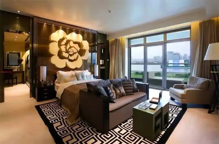 回顾:他卖窗帘赚5亿娶女明星建豪宅,56岁去世,留给儿子几百套房