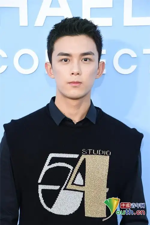 吴磊马甲叠穿衬衫走帅气学院风梳寸头造型超正