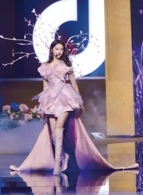 关晓彤春晚花仙子造型姣美的公主彤