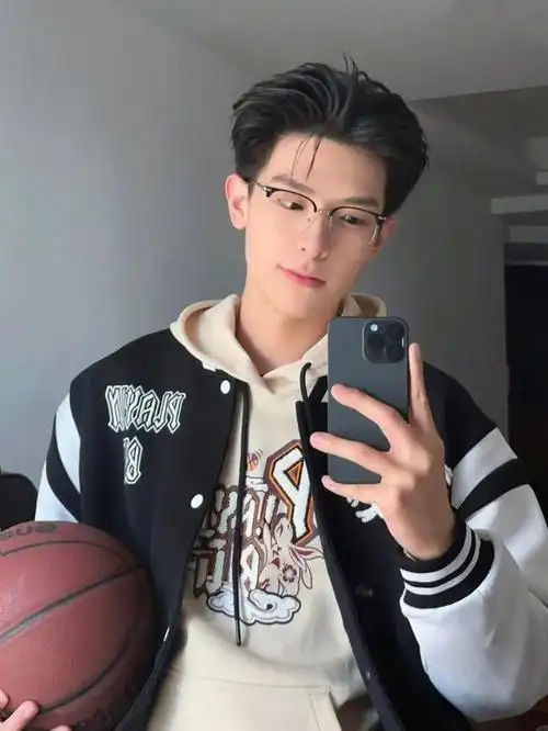 一枚人人喜欢的篮球帅哥,小哥哥五官端正硬朗,气质痞帅痞帅的很有个性