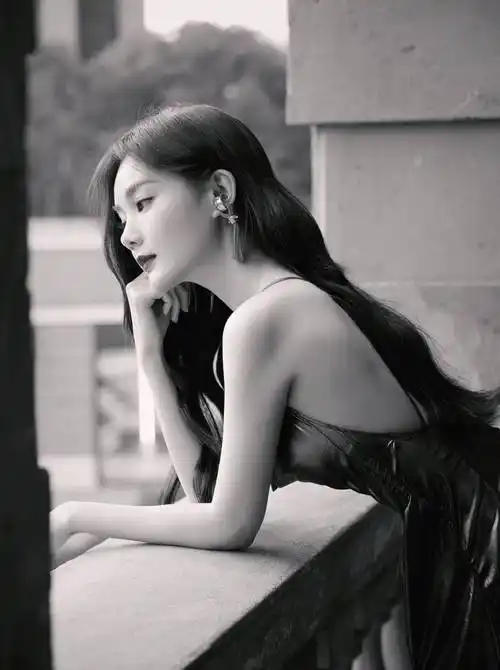 这些是李一桐的彩色照片.