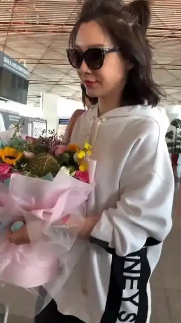 鹿晗妈妈特别年轻漂亮