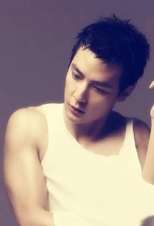 45岁吴彦祖近照曝光,脱发严重发际线后移,昔日男神已经不顾形象