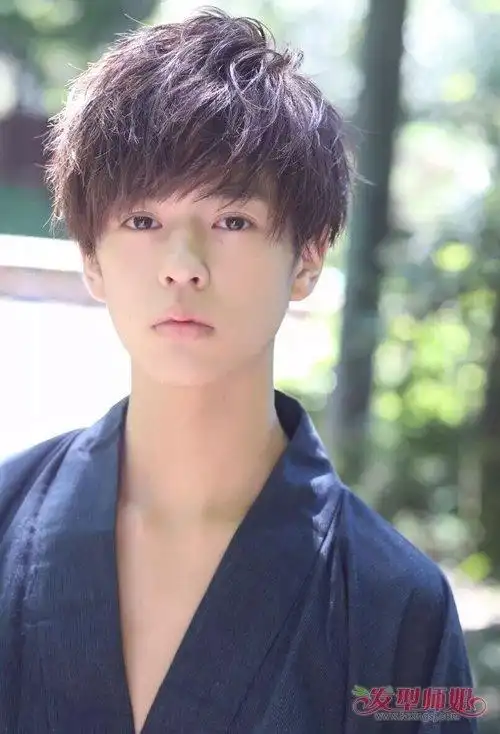 男生韩式微卷烫发选好刘海超关键 专属男神风范的短卷发造型系(4)