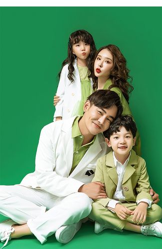 新年衣服写真拍照艺术全家福四口影楼一家服装套装