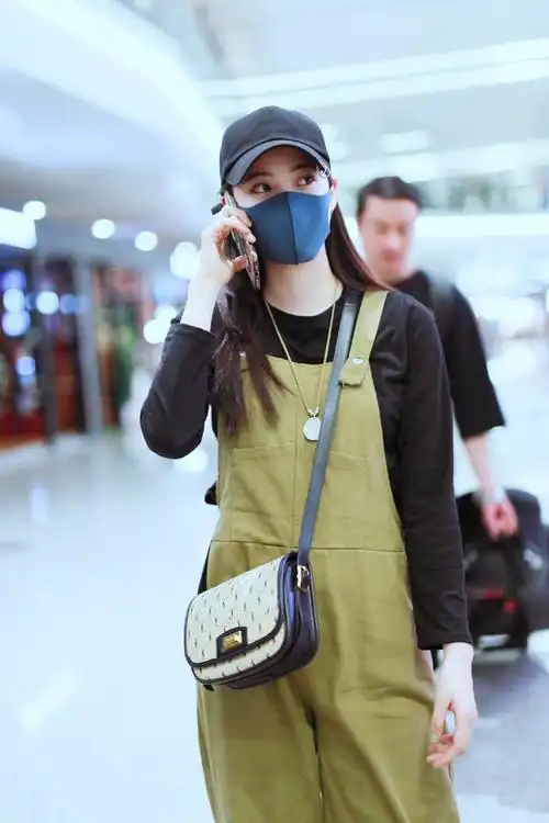 欧阳娜娜夏日穿搭小日常,爱穿长袖成养生达人,齐刘海萌翻街头!