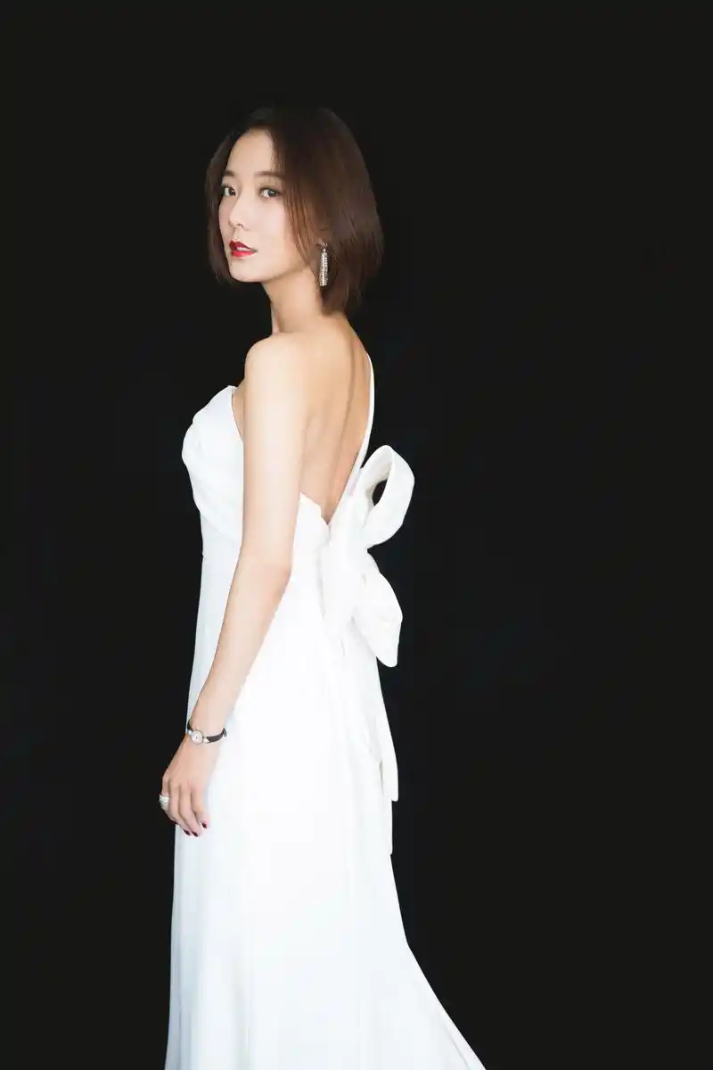 王珞丹亮相长春电影节 白裙造型尽显柔美干练