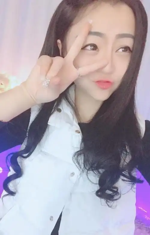 凭借着一副沙哑的烟嗓,外加超强的歌唱功底,在网络上引来了大批网友的