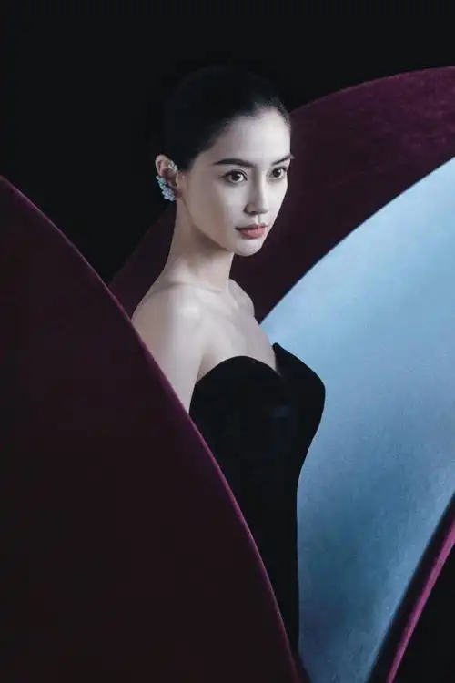 原创angelababy复出后再发大胆写真另类又高级身姿撩人神秘优雅