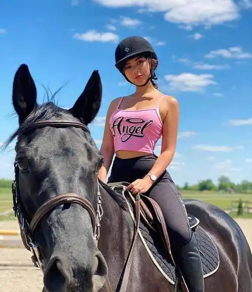 原创加拿大年轻女孩天使的脸蛋完美的身材散发着极致的魅力