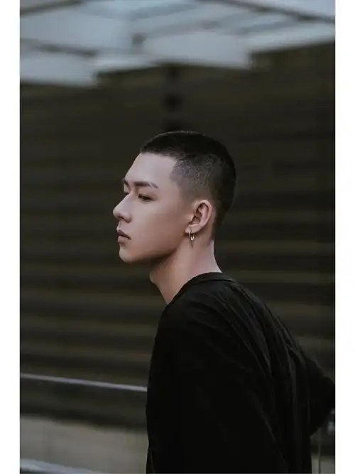 侧颜杀寸头小帅一枚