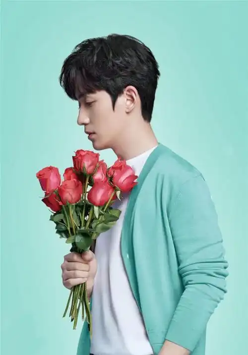 男明星的"捧花"照,王一博罗云熙帅气,看到肖战太温暖了