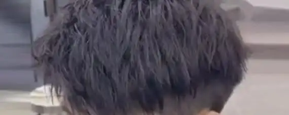 这样款式很考验颜值,一般人很难驾驭该款麦穗烫,男生在选择烫发的时候