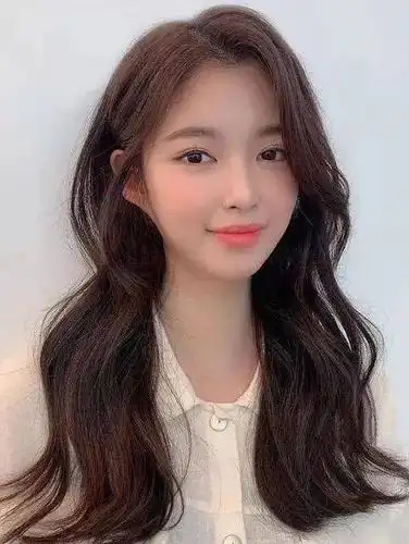 秋季必烫的5款小卷发显脸小显发量适合所有风格的女生