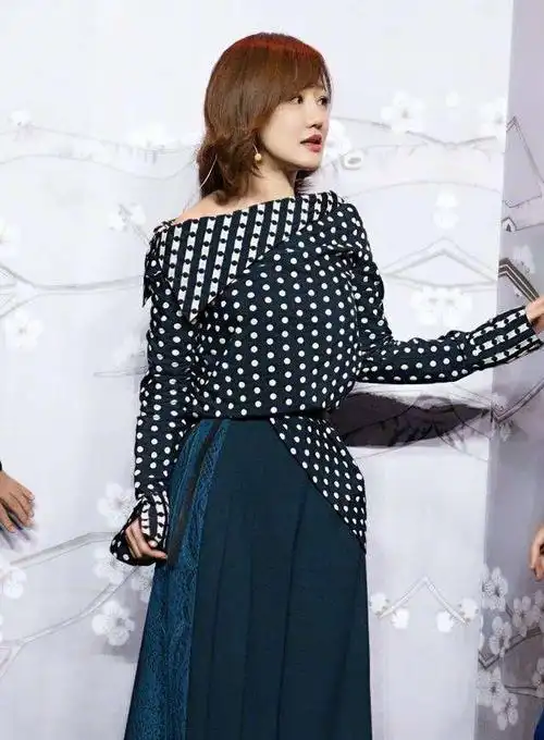 薛佳凝看着就很温柔,一身灰色裙装显高级,还有种稚嫩感