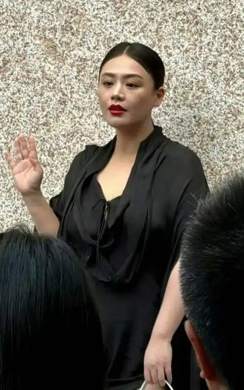 马思纯出席活动近照曝光,穿黑色裙子身材发福明显,网友:状态差