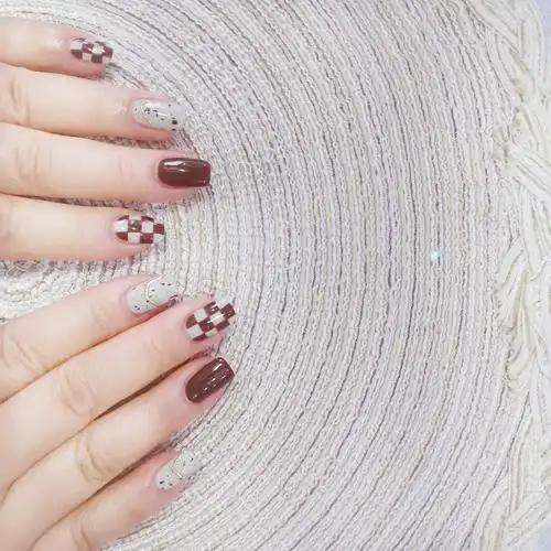 奶糖咖啡色的棋盘格美甲