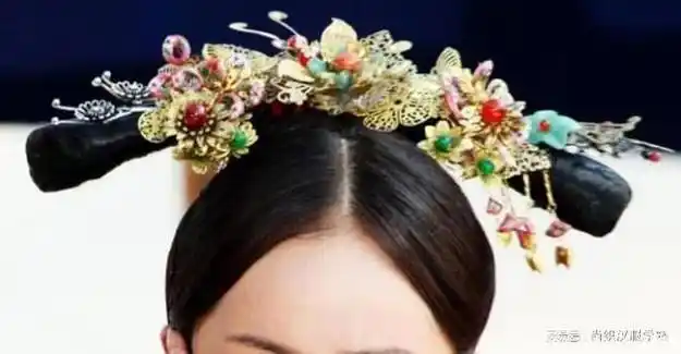 因此,后妃们创新地梳起了两个横长的髻,形状颇似小姑娘的双抓髻