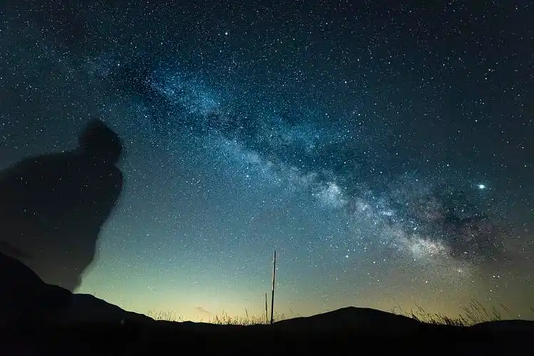 星空下的孤独小人图片素材