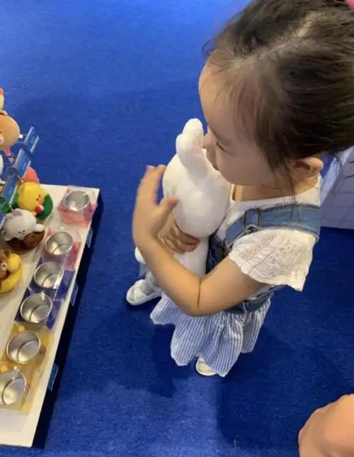 伊能静晒小米粒近照,肌肤白皙打扮似小公主惹人爱