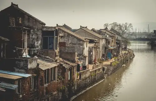 蜀山,地处宜兴的丁蜀镇,山不高,海拔大约不到百米,山下有一条蠡河直通