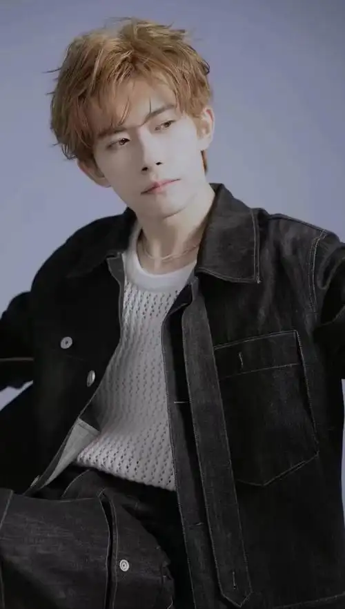 被易烊千玺新花絮给帅到啦,他气质愈发成熟稳重啦,不经意间的苏感让人