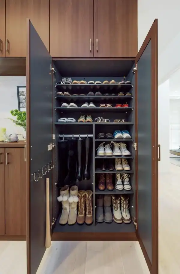 恕我直言,隔板等间距这样的鞋柜设计其实并不是最完美的.