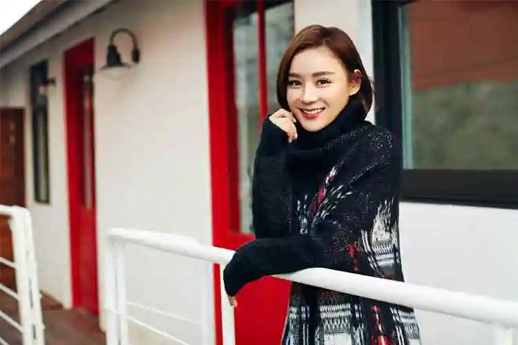 袁姗姗长相漂亮,被老师劝做演员,张戈追过袁姗姗,目前都单身_杨幂