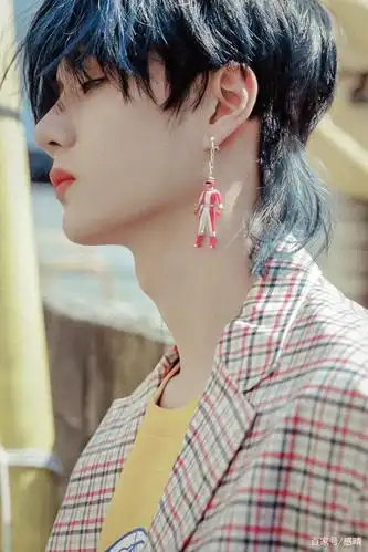 长发王一博小合集:真的让人感觉好温柔啊!也有酷酷的!