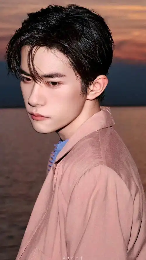 易烊千玺v领紫衬衫造型有!