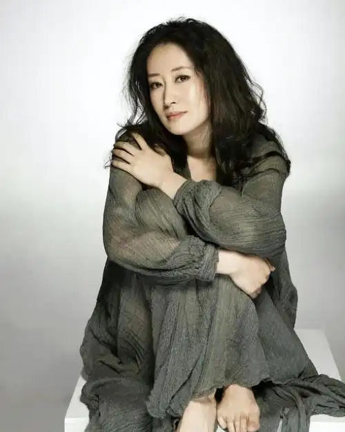 "中年叛逆"刘敏涛:一根冰激凌导致离婚,46岁带女儿活出自我