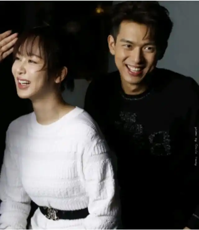 杨紫李现拍杂志,镜头前全一脸高冷,镜头后状态引热议:在一起吧