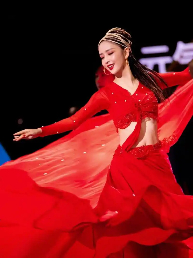 佟丽娅也戴了  在最近的一期综艺节目中,佟丽娅尝试了 area 的水钻