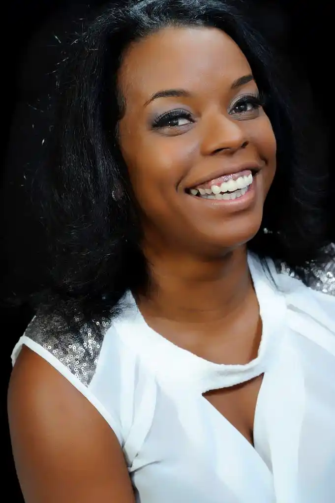 巴西的性感女孩,一位面带笑容的年轻黑人妇女的特写