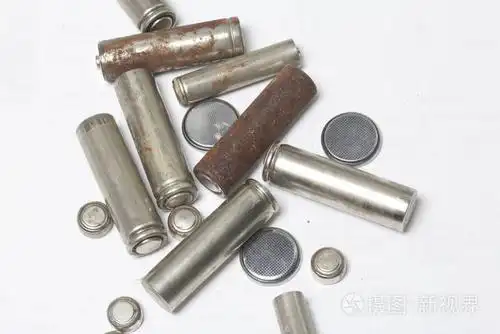 分散的不同类型的废旧电池.在白色的背景.查看从上面.