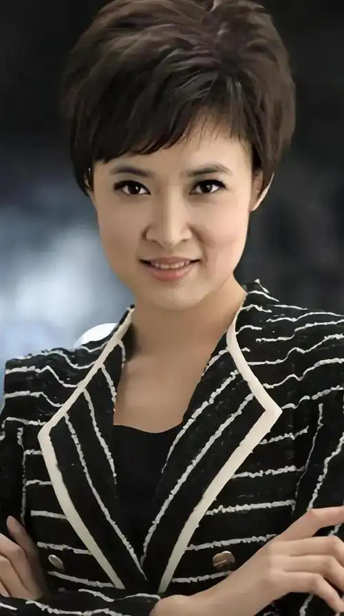 回顾央视主持人桑晨曾因身材高挑落选舞蹈学院如今成人生赢家