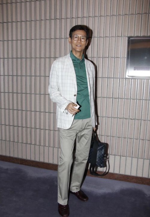 郑少秋74岁状态依旧很好这才是叔圈典范穿搭时尚有型