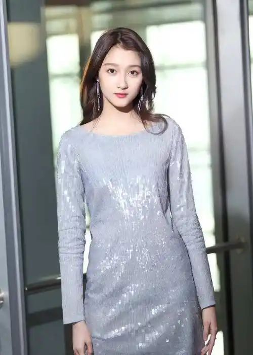 关晓彤也学刘亦菲裙子里面搭裤子,最后竟被大家嘲笑了_鹿晗_网友_造型